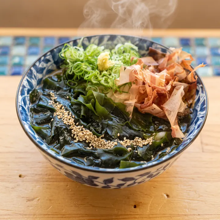 鳴門わかめうどん（ジオラマ風に描いた丼）